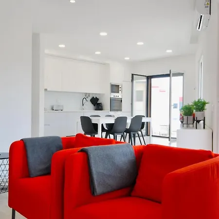 Sandra - Ferrel, Sunny Balcony, Shared Pool Apartment *