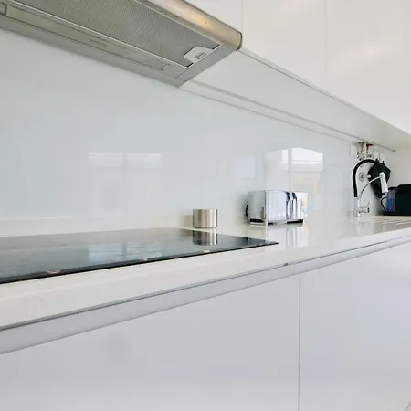Sandra - Ferrel, Sunny Balcony, Shared Pool Apartment *